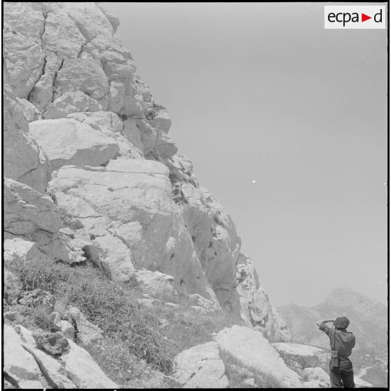 Boussouail (Kabylie). Réunion des commandants de différentes unités alpines. Démonstration d'alpinisme.