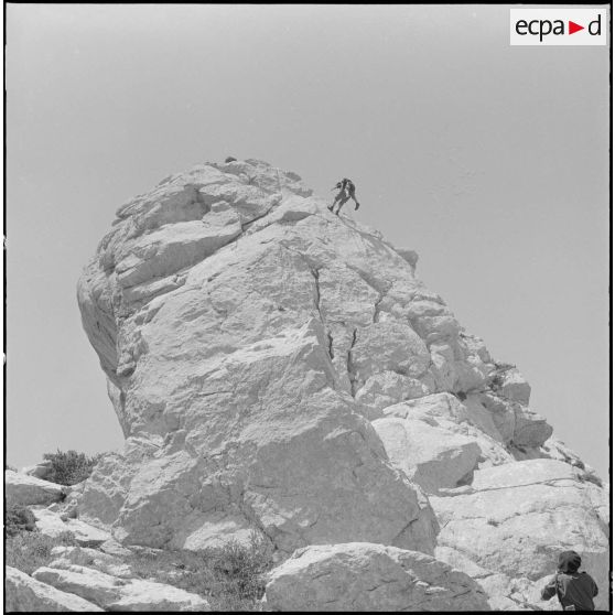 Boussouail (Kabylie). Réunion des commandants de différentes unités alpines. Démonstration d'alpinisme.