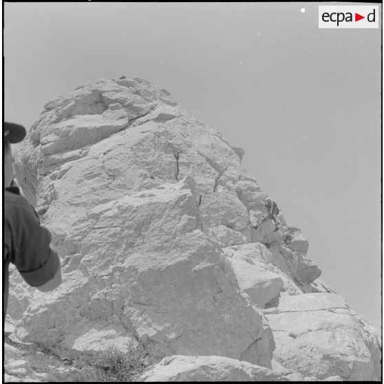 Boussouail (Kabylie). Réunion des commandants de différentes unités alpines. Démonstration d'alpinisme.