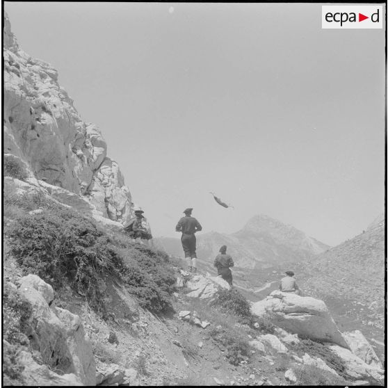 Boussouail (Kabylie). Réunion des commandants de différentes unités alpines. Démonstration de sauvetage en montagne.