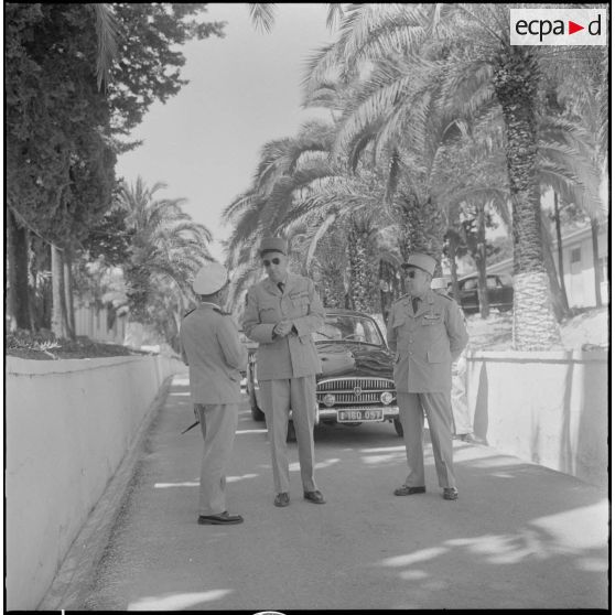 El Biar. Prise d'armes. Des autorités militaires s'entretiennent.