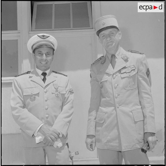 El Biar. Prise d'armes. Portrait d'un récipiendaire et d'une autorité militaire.