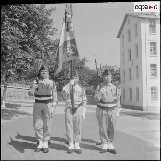 Alger. Caserne d'Orléans. Dernière prise d'armes du 9e régiment de zouaves (RZ). Portrait de récipiendaires.