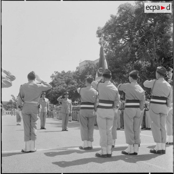 Alger. Caserne d'Orléans. Dernière prise d'armes du 9e régiment de zouaves (RZ).