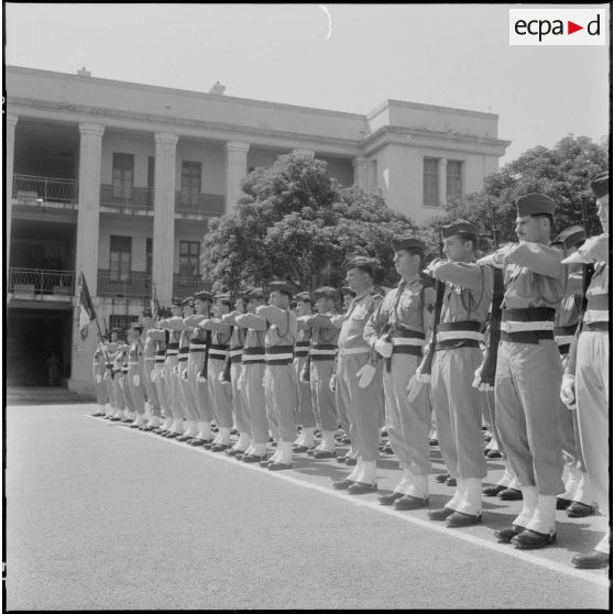 Alger. Caserne d'Orléans. Dernière prise d'armes du 9e régiment de zouaves (RZ).