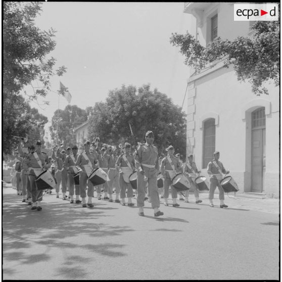 Alger. Caserne d'Orléans. Dernière prise d'armes du 9e régiment de zouaves (RZ). Défilé de la musique.