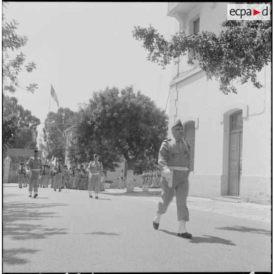 Alger. Caserne d'Orléans. Dernière prise d'armes du 9e régiment de zouaves (RZ). Défilé.