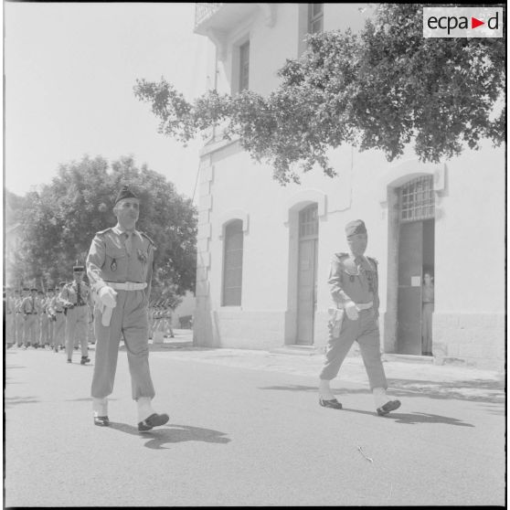 Alger. Caserne d'Orléans. Dernière prise d'armes du 9e régiment de zouaves (RZ). Défilé.
