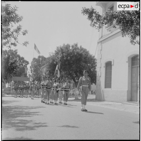 Alger. Caserne d'Orléans. Dernière prise d'armes du 9e régiment de zouaves (RZ). Défilé.