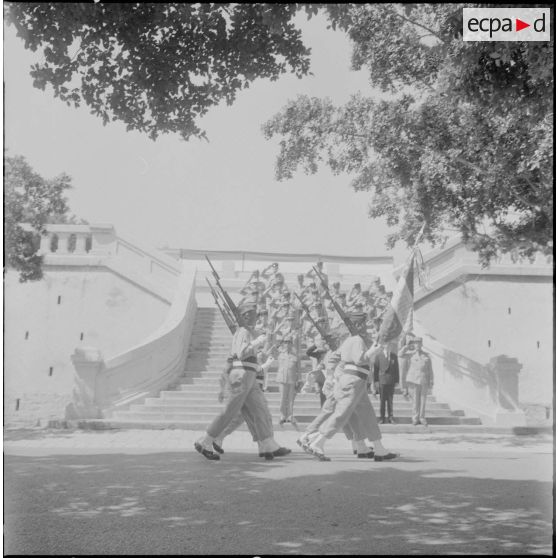 Alger. Caserne d'Orléans. Dernière prise d'armes du 9e régiment de zouaves (RZ). Défilé devant les officiers.