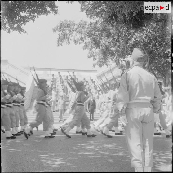 Alger. Caserne d'Orléans. Dernière prise d'armes du 9e régiment de zouaves (RZ). Défilé devant les officiers.