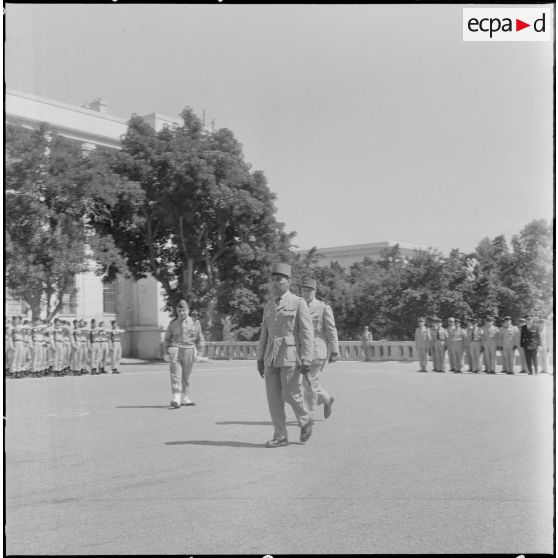 Alger. Caserne d'Orléans. Dernière prise d'armes du 9e régiment de zouaves (RZ).