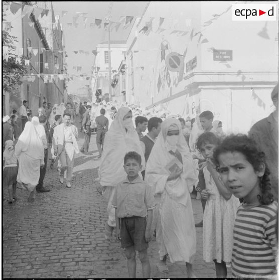 Journée de vote pour le référendum d'autodétermination (1er juillet 1962). La population civile se dirige vers les bureaux de vote.