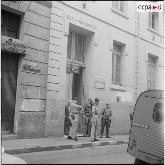 Journée de vote pour le référendum d'autodétermination (1er juillet 1962). Entrée de deux bureaux de vote.