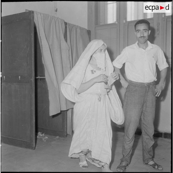 Journée de vote pour le référendum d'autodétermination (1er juillet 1962). Une femme sort d'un isoloir du bureau de vote n°1.