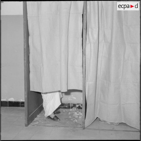 Journée de vote pour le référendum d'autodétermination (1er juillet 1962). Une femme dans un isoloir du bureau de vote n°1.