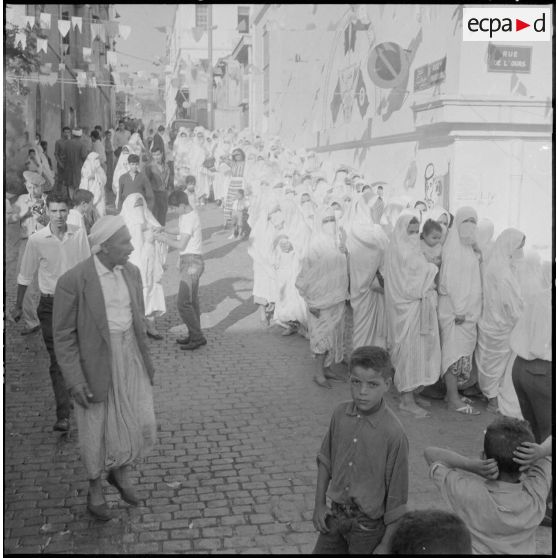 Journée de vote pour le référendum d'autodétermination (1er juillet 1962). Des femmes dans une file d'attente pour aller voter.
