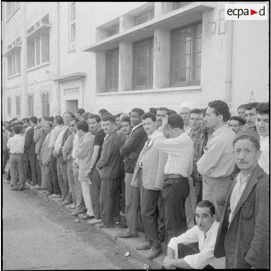 Journée de vote pour le référendum d'autodétermination (1er juillet 1962). Des hommes dans une file d'attente pour aller voter.