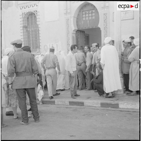 Journée de vote pour le référendum d'autodétermination (1er juillet 1962). La population civile dans une file d'attente pour aller voter.
