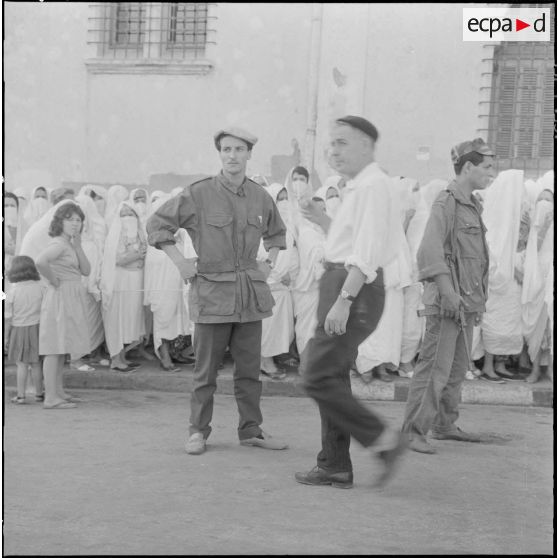 Journée de vote pour le référendum d'autodétermination (1er juillet 1962). Des femmes dans une file d'attente pour aller voter.