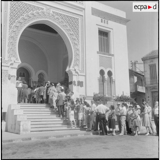 Journée de vote pour le référendum d'autodétermination (1er juillet 1962). La population civile dans une file d'attente pour aller voter.