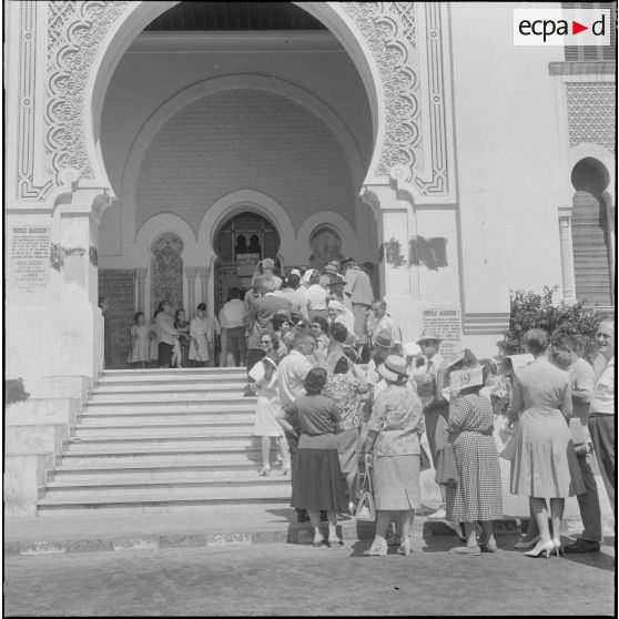 Journée de vote pour le référendum d'autodétermination (1er juillet 1962). La population civile dans une file d'attente pour aller voter.