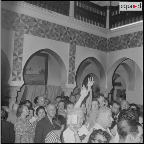 Journée de vote pour le référendum d'autodétermination (1er juillet 1962). La population civile à l'intérieur d'un bureau de vote.