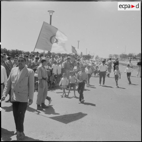 La foule attendant la cérémonie de lever des couleurs algériennes.