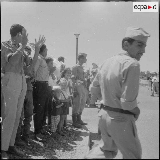 La foule attendant la cérémonie de lever des couleurs algériennes.