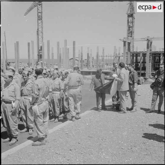 Préparation du drapeau pour la cérémonie de lever des couleurs algériennes.