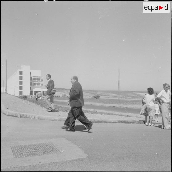 Arrivée du président  Abderrahmane Farès pour la cérémonie de lever des couleurs algériennes.