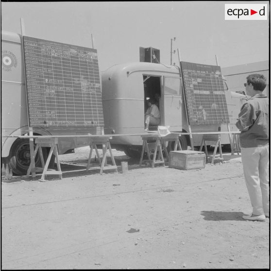 Retranscription des résultats du référendum du 1er juillet 1962 par le Service de diffusion cinématographique d'Algérie (SDCA).