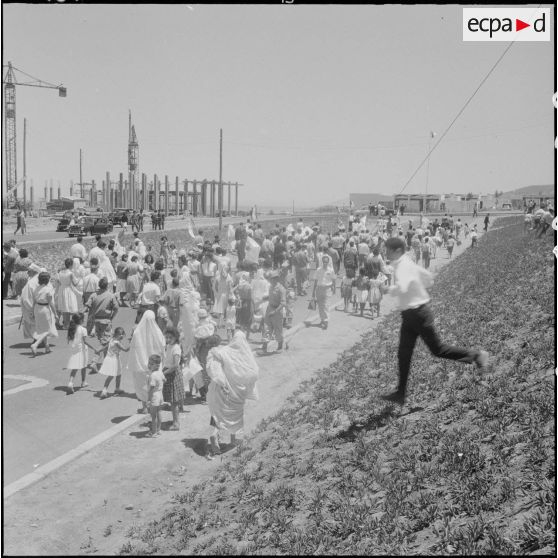 La foule en liesse pour la cérémonie de lever des couleurs algériennes.