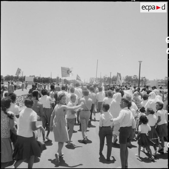 La foule en liesse pour la cérémonie de lever des couleurs algériennes.