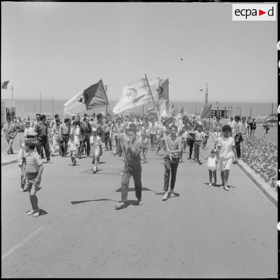 La foule en liesse pour la cérémonie de lever des couleurs algériennes.
