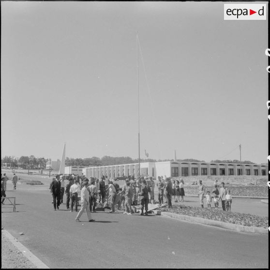 Préparation du poteau pour la cérémonie de lever des couleurs algériennes.