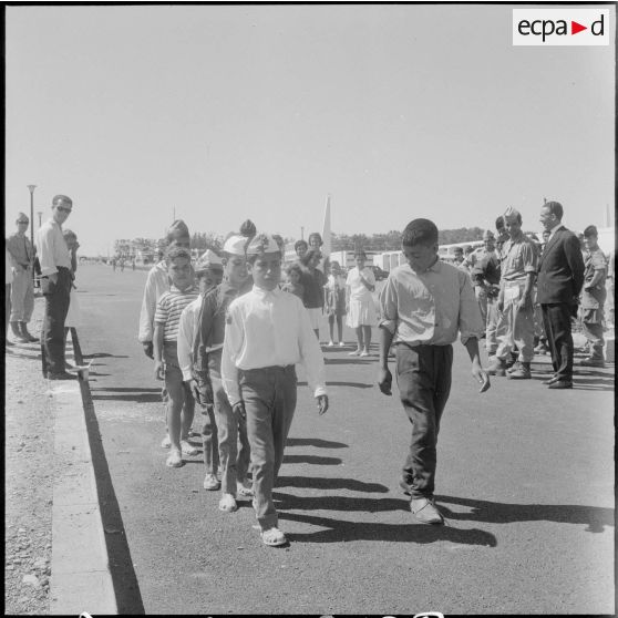 Des enfants se préparent pour la cérémonie de lever des couleurs algériennes.