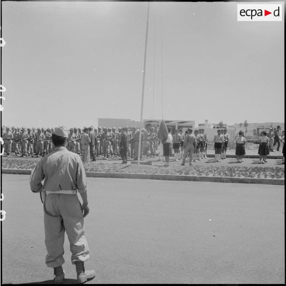 Préparation du drapeau pour la cérémonie de lever des couleurs algériennes.