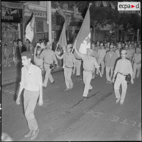 La population algérienne fête l'indépendance de l'Algérie dans les rues d'Alger.