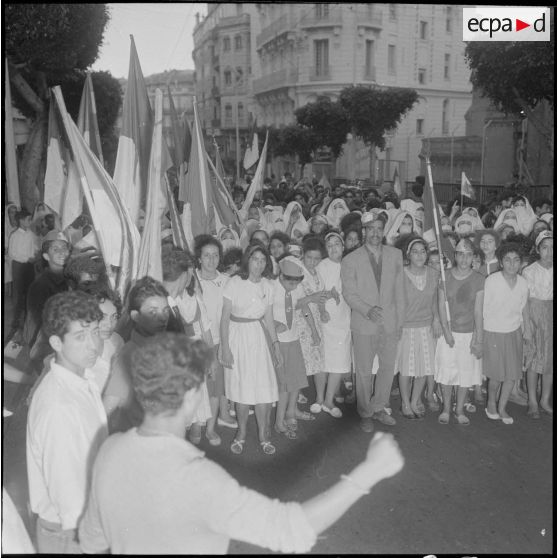 La population algérienne fête l'indépendance de l'Algérie dans les rues d'Alger.