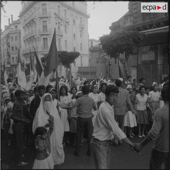 La population algérienne fête l'indépendance de l'Algérie dans les rues d'Alger.