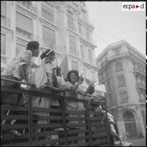La population algérienne fête l'indépendance de l'Algérie dans les rues d'Alger.