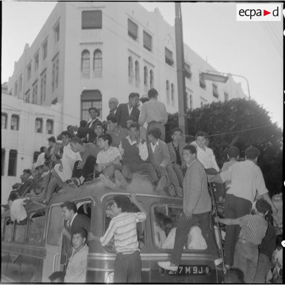 La population algérienne fête l'indépendance de l'Algérie dans les rues d'Alger.