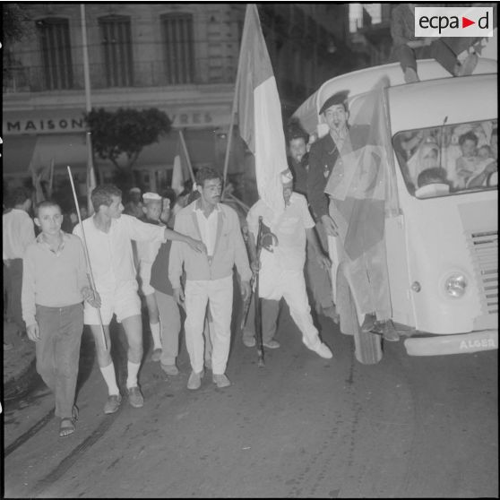 La population algérienne fête l'indépendance de l'Algérie dans les rues d'Alger.