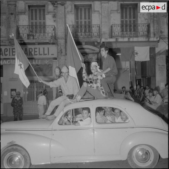 La population algérienne fête l'indépendance de l'Algérie dans les rues d'Alger.