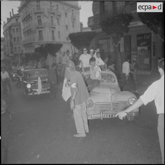 La population algérienne fête l'indépendance de l'Algérie dans les rues d'Alger.