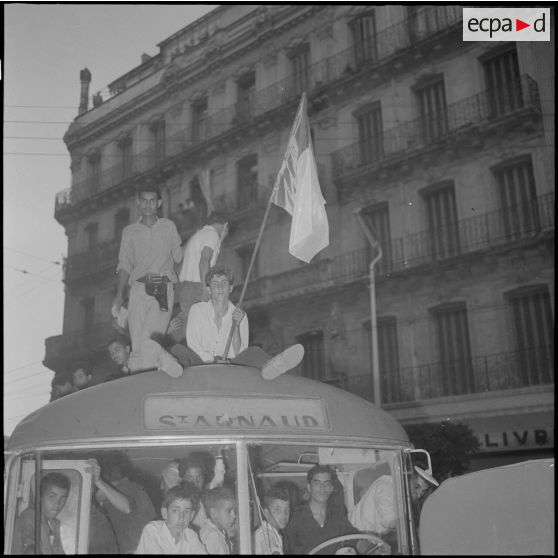 La population algérienne fête l'indépendance de l'Algérie dans les rues d'Alger.