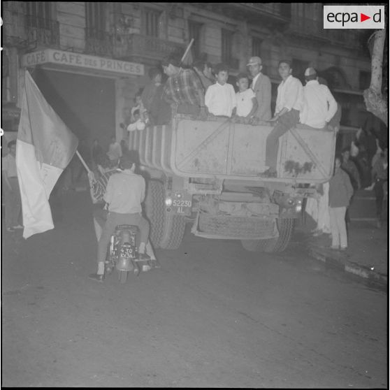 La population algérienne fête l'indépendance de l'Algérie dans les rues d'Alger.