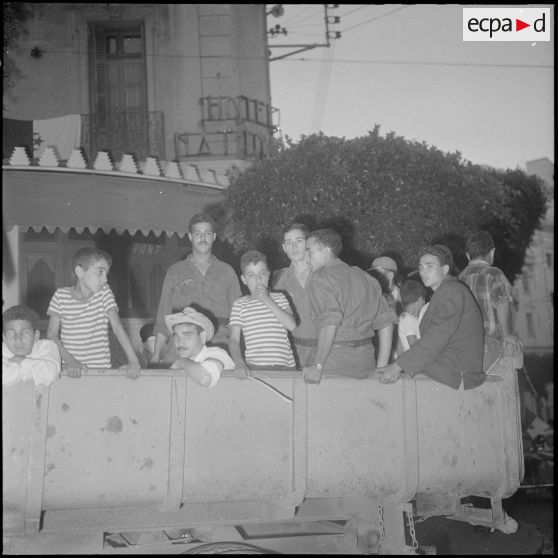 La population algérienne fête l'indépendance de l'Algérie dans les rues d'Alger.