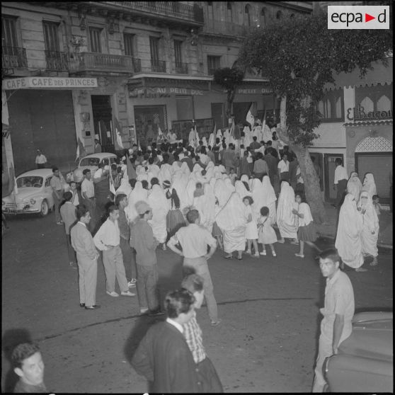 La population algérienne fête l'indépendance de l'Algérie dans les rues d'Alger.